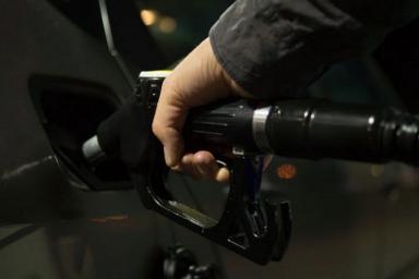 Названы 5 признаков того, что в бак залит плохой бензин