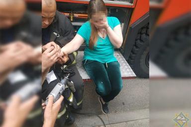 В Минске спасатели распилили кольцо прямо на пальце девушки