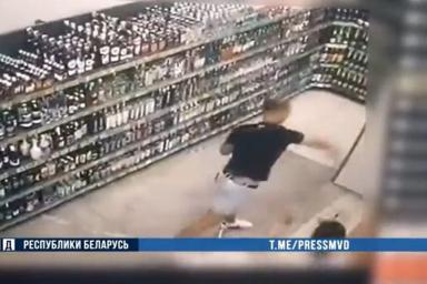В Могилеве пьяный парень бросался в посетителей магазина пивом и шампанским – кадры