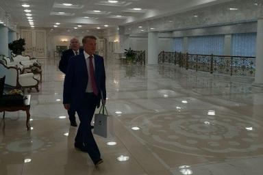 Лукашенко в Минске проводит встречу с главой Сбербанка России Грефом