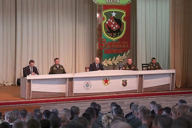 Лукашенко о майданутых: Это профессиональные военные, бандиты, которые специально готовятся