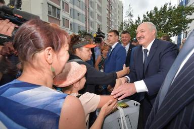 Лукашенко-жителям Гомеля: С кем я поздоровался, тот никогда болеть не будет