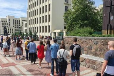 В Минске появилась новая очередь в ЦИК, чтобы подать жалобы