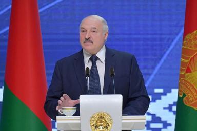 Лукашенко о традиционных СМИ: Уже скоро в желтизну превратятся. Выдворяйте отсюда, если они не соблюдают наши законы