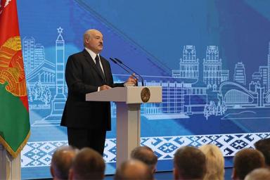Лукашенко о строительстве жилья: Нам удалось немножко сбить цены, прежде всего там, где люди стоят в очереди