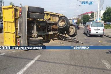 На проспекте в Минске у грузовика отцепился прицеп с песком и врезался в легковушку