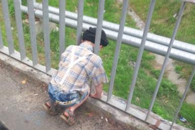 В Калинковичах ребенок застрял головой в ограждении моста: помогли спасатели