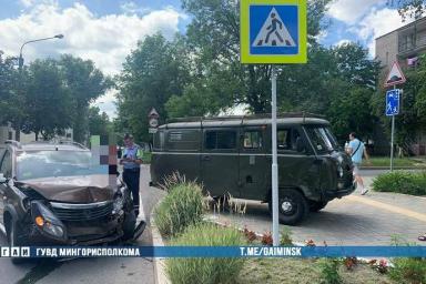 В Минске УАЗ столкнулся с Renault и вылетел на тротуар
