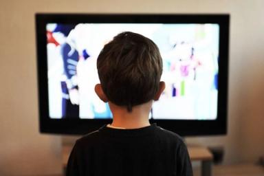 Как телевизоры влияют на детскую фигуру, установили ученые