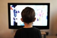 Как телевизоры влияют на детскую фигуру, установили ученые