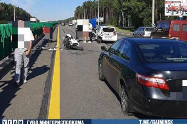 На МКАД мотоциклист врезался в два автомобиля, пострадала пассажирка