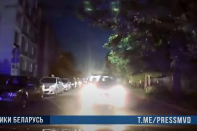 Пьяный бесправник протаранил авто милиции в Бобруйске: момент столкновения попал на видео