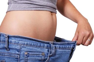 Диетолог назвала главную ошибку при борьбе с жиром на животе