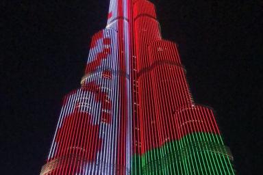 Самое высокое здание в мире окрасилось в цвета белорусского флага в честь Дня Независимости Беларуси