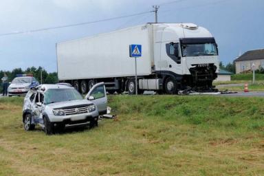 Под Новогрудком фура протаранила кроссовер: погиб человек