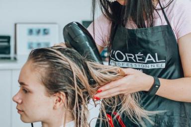 Есть ли смысл в Беларуси работать парикмахером? Ответят их зарплаты 