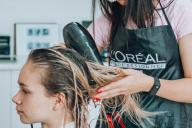 Есть ли смысл в Беларуси работать парикмахером? Ответят их зарплаты 