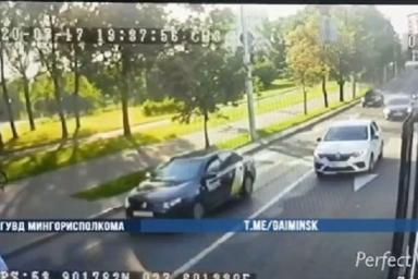 В Минске такси задавило вышедших из трамвая людей