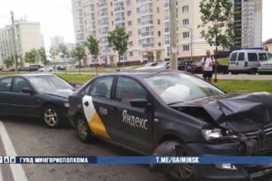В Минске такси попало в ДТП, виновник другого авто – в больницу