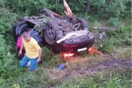 На трассе М1 Audi вылетела в кювет, врезалась в дерево и перевернулась