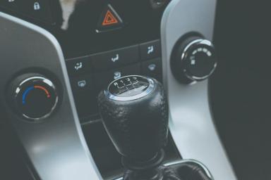 Эксперты перечислили главные ошибки, которые нельзя допускать на авто с механической трансмиссией