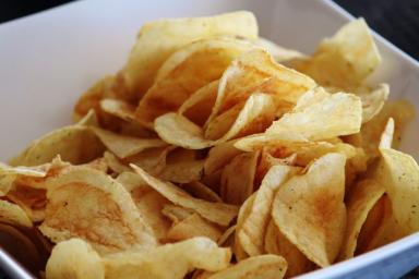 Диетолог развеял миф о вреде чипсов