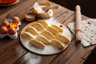 Как приготовить вкусное тесто для пельменей, вареников и чебуреков: классический рецепт