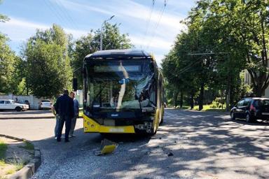 В Минске электробус врезался в трактор с прицепом