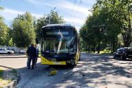 В Минске электробус врезался в трактор с прицепом