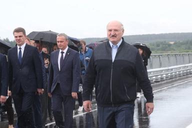 Лукашенко предложил посадить десантников на танк