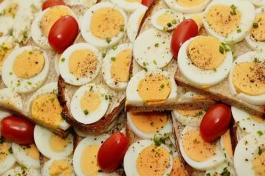 Интересный рецепт тушенных яиц в томатном соусе