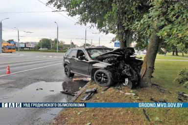 В Гродно BMW X5 ездил по тротуару, а затем влетел в дерево, скрываясь от ГАИ – видео погони 