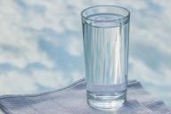 Онкологи рассказали о важности употребления воды для здоровья кишечника