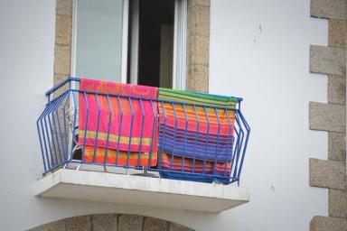 Экологи рассказали, почему сушка белья на балконе может привести к онкологии