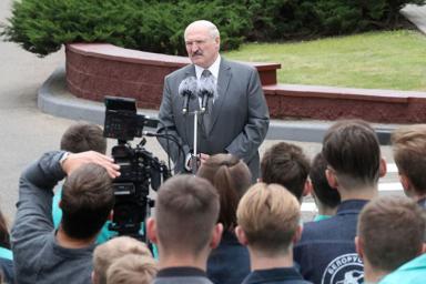Лукашенко предупредил об угрозе развала Беларуси