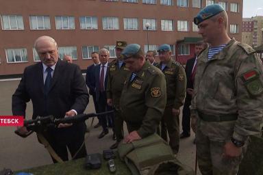 Лукашенко взял в руки винтовку: «Родная, я помню её»