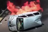 Безымянный герой спас 3 человек из горящего авто. Посмотрите, как это было