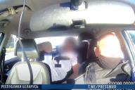 МВД показало, как пьяный мужчина ногой разбил стекло в милицейской машине