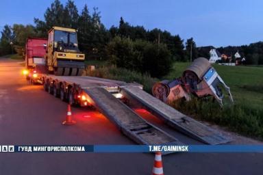 В Минске перевернулся дорожный каток с водителем