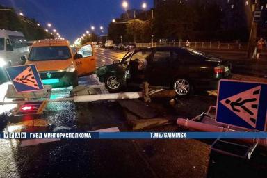 В Минске пьяный водитель снес два светофора, один из них упал на авто
