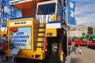 В центр Минска приехали гигантские машины. Посмотрели, как они выглядят