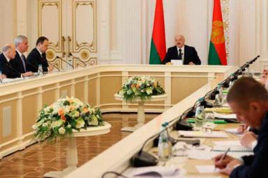 Лукашенко о земных задачах: Человек должен ходить на работу, получать достойную зарплату, а предприятия – эффективно развиваться