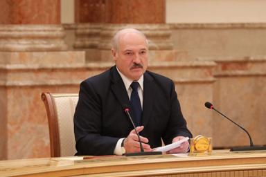 Лукашенко раздал премии одаренным учащимся и студентам