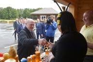 Президент рассказал, сколько меда съедает в год