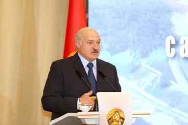 «Брал косу, шел косить». Лукашенко рассказал, как губернатор Витебщины восстанавливался после коронавируса