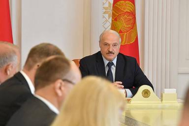 Лукашенко предупредил тех, кто увольняет и выбрасывает людей на улицу