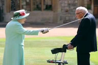 Королева Елизавета II посвятила в рыцари столетнего ветерана, который собрал более $41 млн для медиков