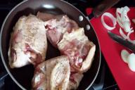 Чтобы ничего не прилипло: лайфхак, который поможет вам идеально пожарить блюдо даже на старой сковородке