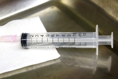 Минздрав назвал сроки вакцинации от коронавируса людей из группы риска