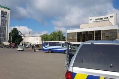 В украинском городе Луцк вооруженный мужчина захватил автобус с заложниками